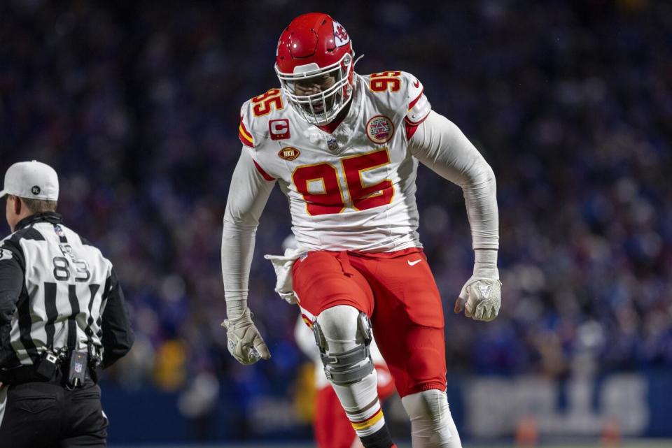 Kansas City Chiefs Defensive Tackle Chris Jones (95) feiert einen Defensivspielzug.