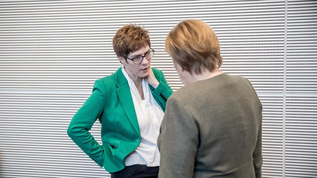 CDU-Chefin Annegret Kramp-Karrenbauer Mitte März im Gespräch mit der Kanzlerin. Foto: Michael Kappeler