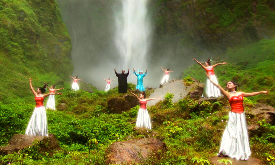 安華臨時提議追加一場在瀑布前的歌舞戲碼，象徵著他的靈魂在天國得到的救贖