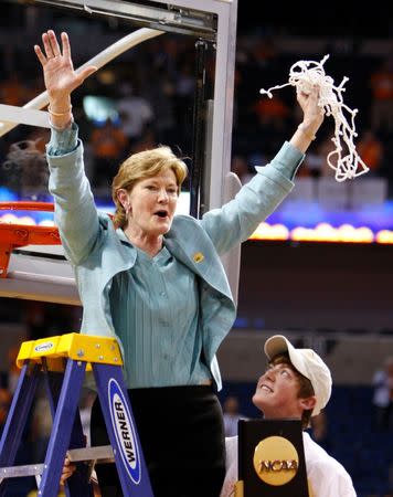 Tennessee coach Pat Summitt holds up the net after Tennessee defeated Stanford to win the NCAA Women's championship basketball game in Tampa, Florida, United States April 8, 2008. REUTERS/Pierre Ducharme/File Photo