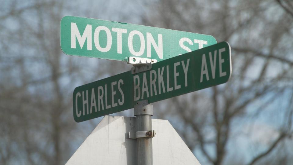 Charles Barkley Avenue in Leeds, Alabama / Credit: 60 Minutes