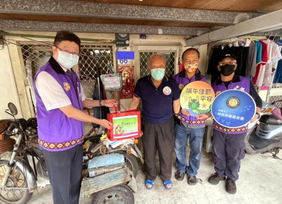 花蓮榮服處致贈清苦榮民眷肉粽禮盒及營養品。(花蓮榮服處提供)