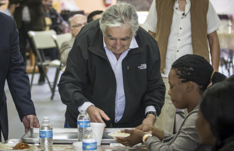 José Mujica, expresidente de Uruguay, visitó el desayunador del Padre Chava,en Tijuana, México, como parte de su gira por la ciudad, donde se ofreció como voluntario para servir alimento algunos migrantes, los cuales han arribado a esta ciudad fronteriza con EEUU desde hace meses.