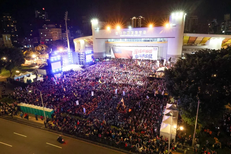 國民黨12日晚間在新北市板橋區舉辦「贏回中華民 國」選前之夜造勢晚會，從高點俯瞰，會場內擠滿人潮、座無虛席。（中央社）