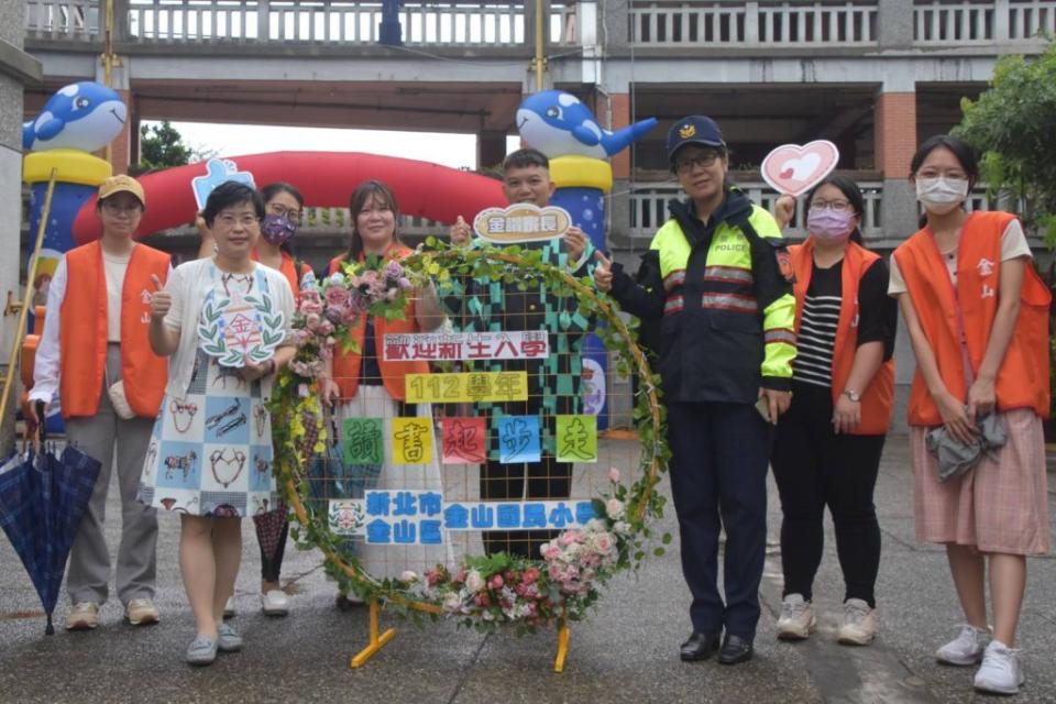 新北市警察局全體總動員，針對護童、取締違規學(幼)童車、巡邏及交通整理等各項勤務，擴大加強交通疏導作為。（金山警分局提供）