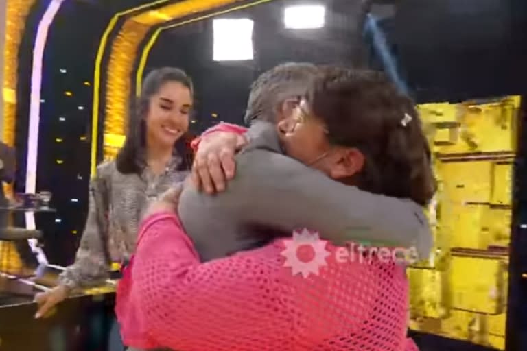 El sentido abrazo entre Luciano, el campeón, y Cecilia, a quien le aseguró que ayudaría con el piso de su casa (Foto: Captura eltrece)