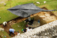 González Cruz, quien en 1994 descubrió el sarcófago de la Reina Roja, precisó que la construcción de estos canales datan del siglo VII y que fue el mismo Pakal quien proyectó este plan arquitectónico, ya que fue durante su reinado (615-683 d.C.) cuando comenzó la construcción del templo funerario. El edificio fue concluido por su primogénito, K’nich Kan B’ahlam.