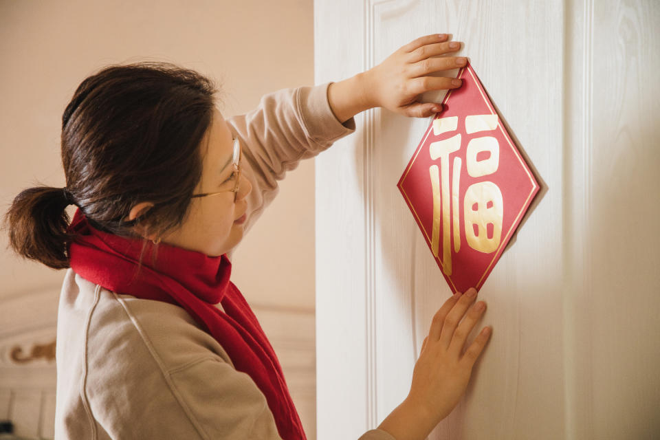 過年貼春聯時機 除夕中午前貼最佳（示意圖/Getty Image）