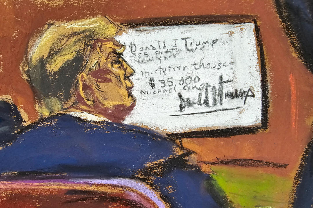 Trump assiste ao depoimento de Michael Cohen enquanto sua assinatura em um cheque para Cohen é mostrada em uma tela no tribunal na terça-feira. 