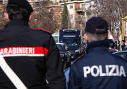 Il furgone refrigerato contenente le dosi di vaccino è arrivato allo Spallanzani di Roma scortato dai Carabinieri. (AP Photo/Domenico Stinellis)