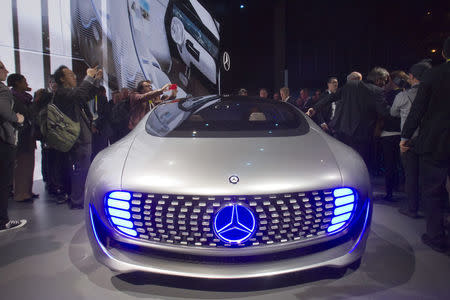 Journalist surround the Mercedes-Benz F015 Luxury in Motion autonomous concept car after it was unveiled. REUTERS/Steve Marcus