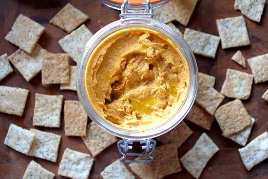 <p>Gosta de húmus? Você vai amar essa receita.</p><p>Pegue a receita no <i>site </i><i><a href="http://vegetarianventures.com/spiced-sweet-potato-hummus/" rel="nofollow noopener" target="_blank" data-ylk="slk:Vegetarian Ventures;elm:context_link;itc:0;sec:content-canvas" class="link ">Vegetarian Ventures</a></i>.</p>