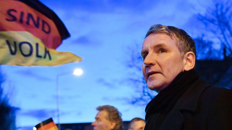 Björn Höcke, Fraktionschef der AfD im Thüringer Landtag, protestiert mit Mitgliedern und Anhängern der AfD am Thüringer Landtag. (Archivbild)