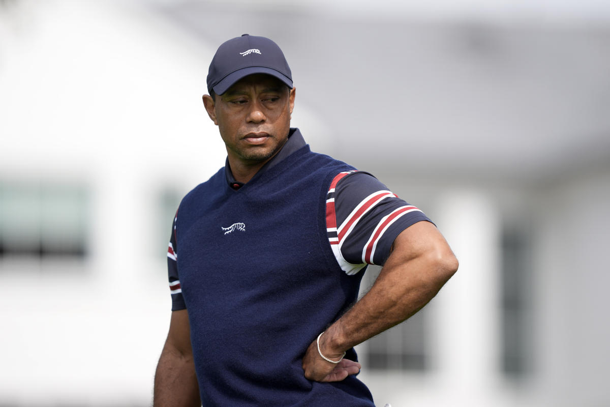 Tiger Woods desistiu do Genesis Invitational no meio da segunda rodada devido a doença