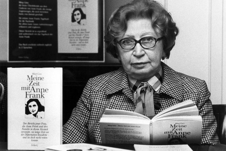 Die Niederländerin Miep Gies, die unter ständiger Lebensgefahr im Zweiten Weltkrieg von 1942 bis 1944 die Familie von Anne Frank ("Das Tagebuch der Anne Frank") auf einem Amsterdamer Dachboden versteckt und mit Lebensmitteln versorgt hatte, stellt im Hamburg am 25.09.1987 ihr Buch "Meine Zeit mit Anne Frank" vor. Foto: Werner Baum +++(c) dpa - Report+++ (Photo by Werner Baum/picture alliance via Getty Images)