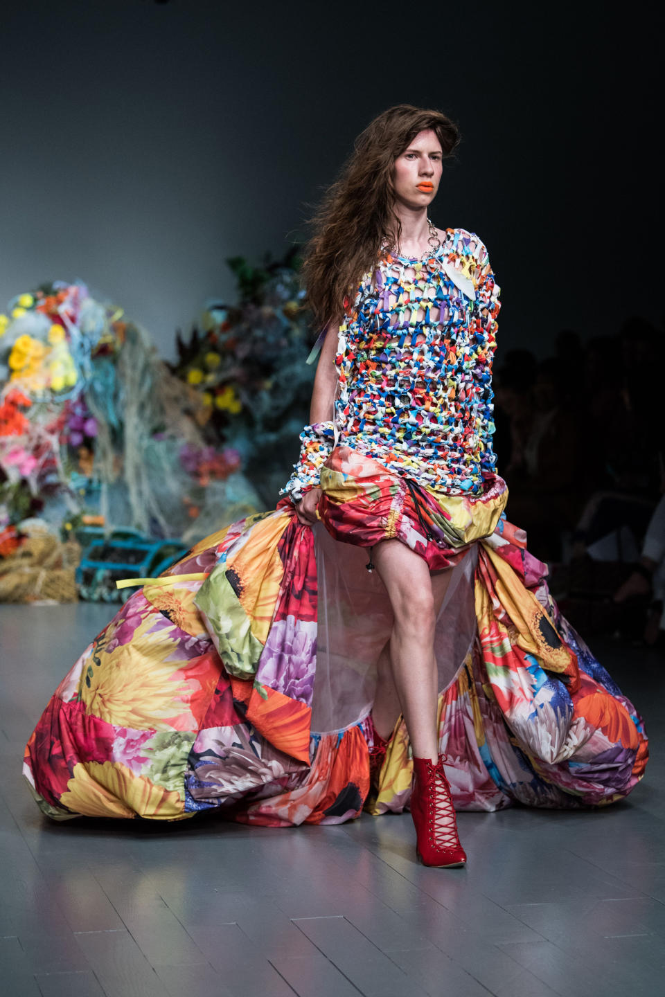 <p>Die Runway-Shows des Labels Fyodor Golan sprühen immer vor Farben. Das Kleid aus der Frühling/Sommer-Kollektion beschreiben die beiden Designer auf der Website als „Lost & Found“-Style. Zu Recht – wirkte es doch ein wenig so, als hätte man es aus recycelter Bettwäsche und ein paar Vorhängen zusammengenäht, die man unterm Sofa wiedergefunden hat. (Bild: Rex Features) </p>