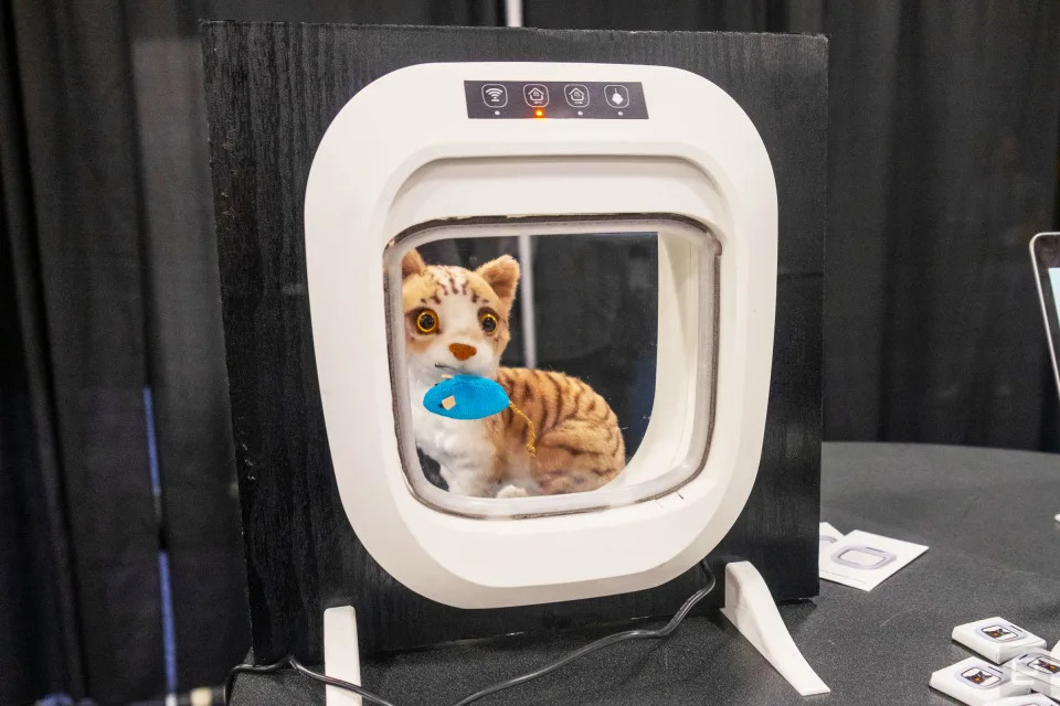 Simulation d'un chat tenant une proie, tenant d'infiltrer une maison par le Flappie - Photo de Nathan Ingraham pour Engadget