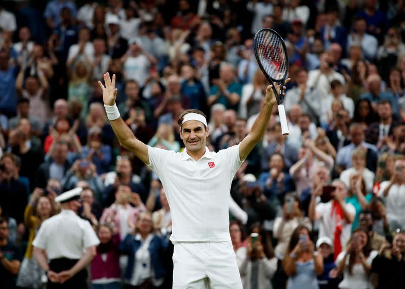 El suizo Roger Federer celebra tras su triunfo ante el italiano Lorenzo Sonego en Wimbledon