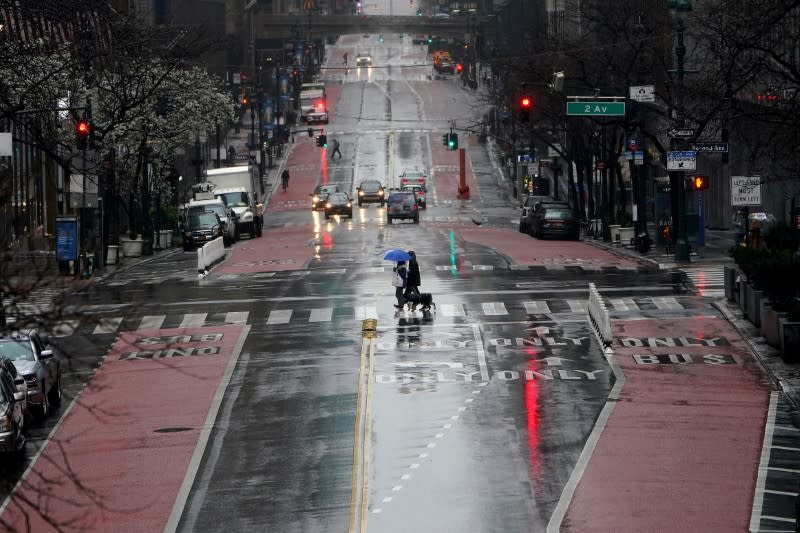 FOTO DE ARCHIVO: Una persona cruza la calle 42, prácticamente desierta, durante el brote de coronavirus en Manhattan