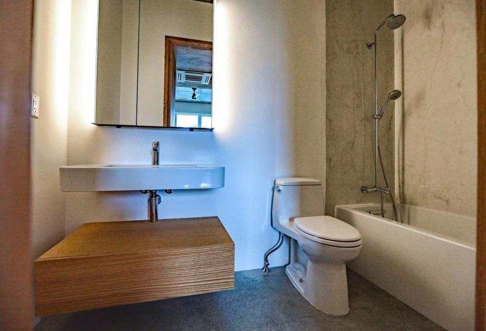 CM1 tiene tres cuartos de baño, incluido el de la foto de arriba, en uno de los dormitorios. Mientras que la suite principal tiene ducha, las habitaciones más pequeñas tienen bañera. El suelo de toda la casa está pulido, excepto en los cuartos de baño, donde no lo está para evitar resbalones.