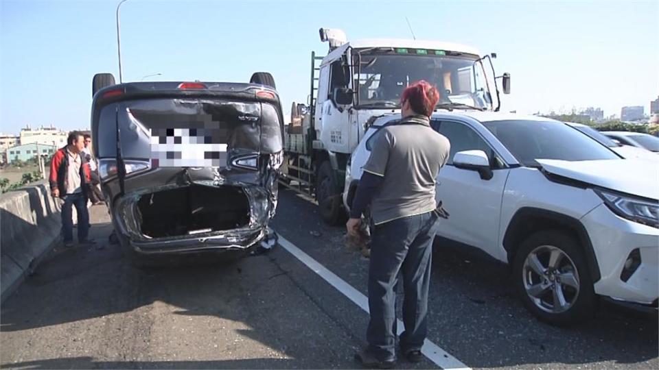 又是連環撞！國一彰化段4車追撞 車輛翻覆四輪朝天