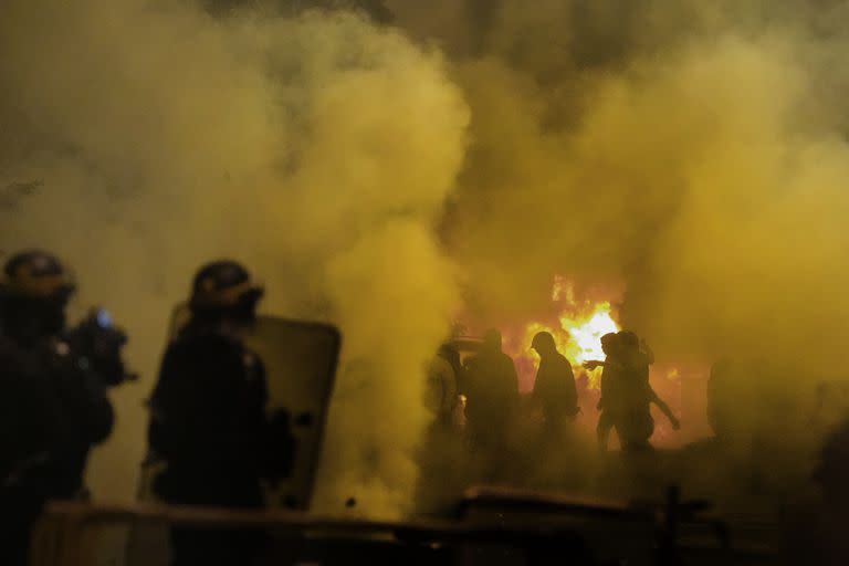 Fuerzas policiales se enfrentan a jóvenes en Nanterre, a las afueras de París, jueves 29 de junio de 2023.