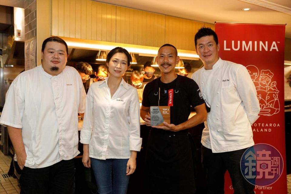 決賽評審由三位名廚李皞Paul Lee（右一）、陳嵐舒（左二）與李信男Nobu Lee（左一）共同擔任，頒發前三名獎牌給CANVAS副主廚蕭志倫（右二）。