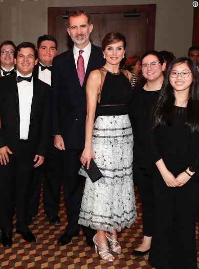 <p>Pero si hablamos de estilo, qué tal lo que lució para la cena especial en el centro Pearl Stable. Se trató de un elegante vestido de cuerpo negro con escote halter, llamativas semitransparencias y estampado de flores, de la firma Carolina Herrera. </p>