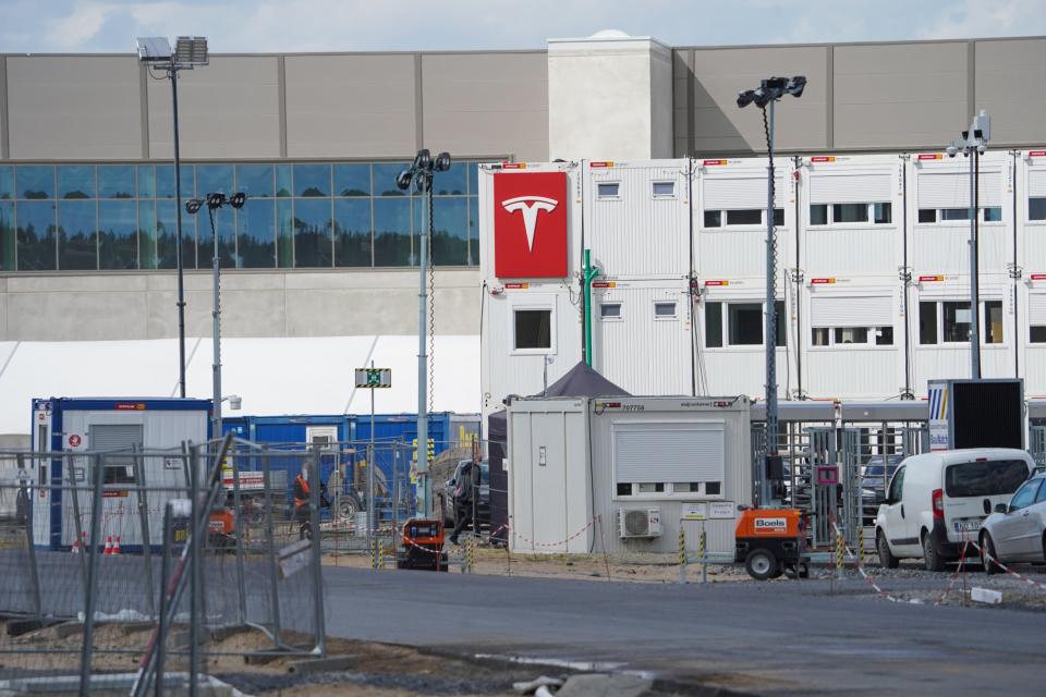 Blick auf das Baugelände der Tesla Fabrik in Grünheide. 