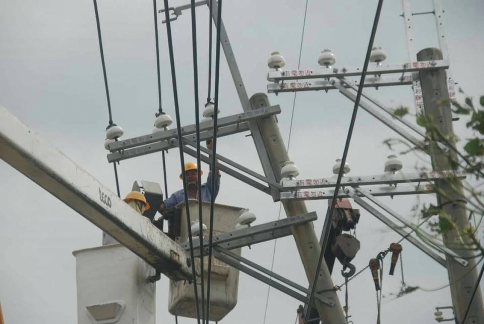 高雄市路竹路北超高壓變電所13日因匯流排故障，總計兩輪停電受影響戶數達393萬戶。（資料照 / 台電提供）