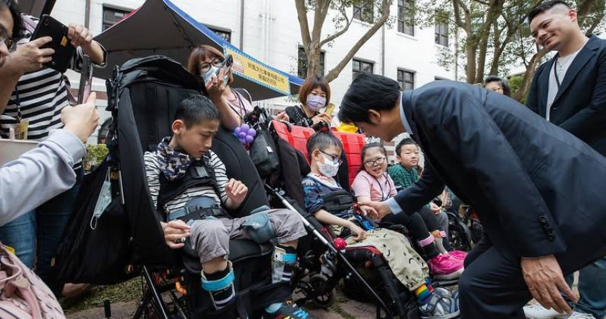 司法院、法務部、警政署、金管會、數位部、國家通訊傳播委員會等相關部會日前針對兒少性剝削議題討論修法方向。（圖／總統府提供）