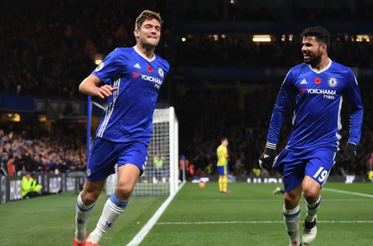 Tras una buena temporada con el Chelsea, Barcelona estaría interesado en fichar a Marcos Alonso.