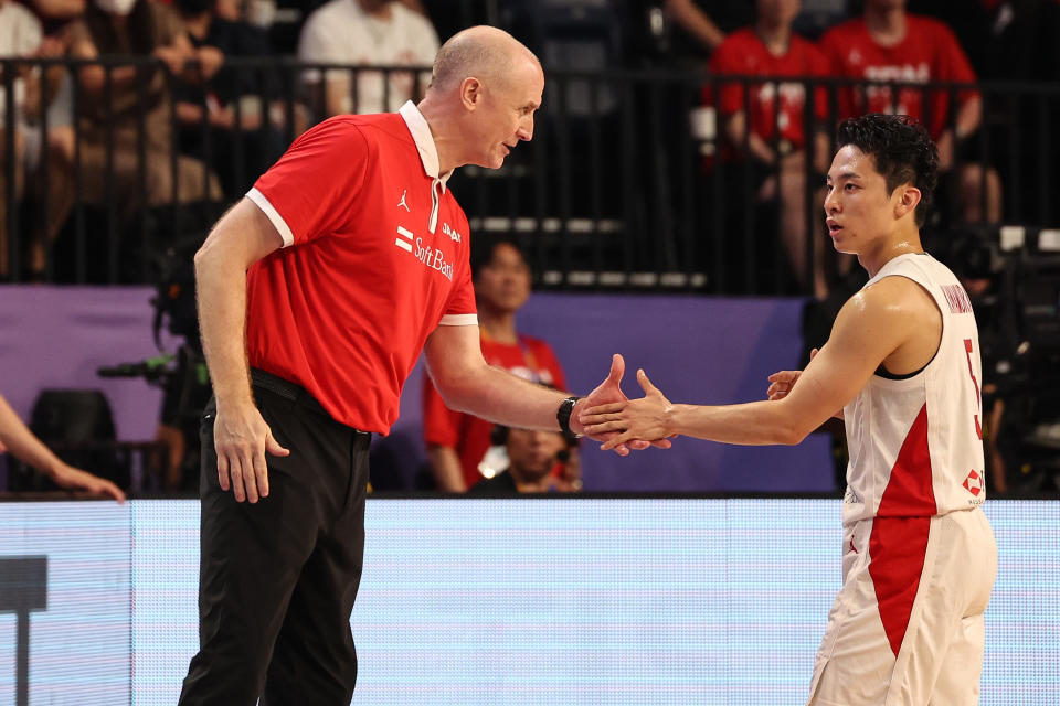 OKINAWA, JAPAN - SEPTEMBER 02: Head Coach Tom Hovasse of Japan talks to Yuki Kawamura #5 during the FIBA Basketball World Cup Classification 17-32 Group O game between Japan and Cape Verde at Okinawa Arena on September 02, 2023 in Okinawa, Japan. (Photo by Takashi Aoyama/Getty Images)