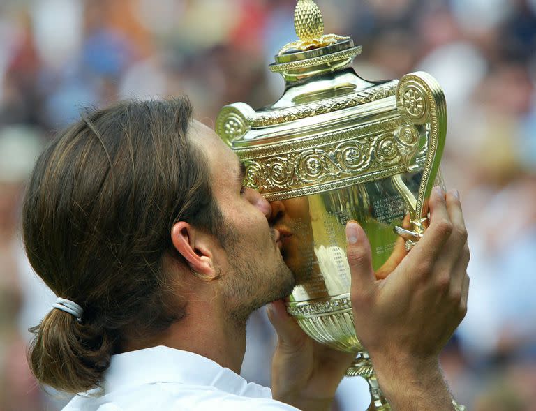 El 6 de julio de 2003, Roger Federer de Suiza besa el trofeo de Wimbledon después de derrotar a Mark Philippoussis de Australia en su partido final masculino en el Campeonato de Tenis de Wimbledon en Wimbledon, al sur de Londres. 