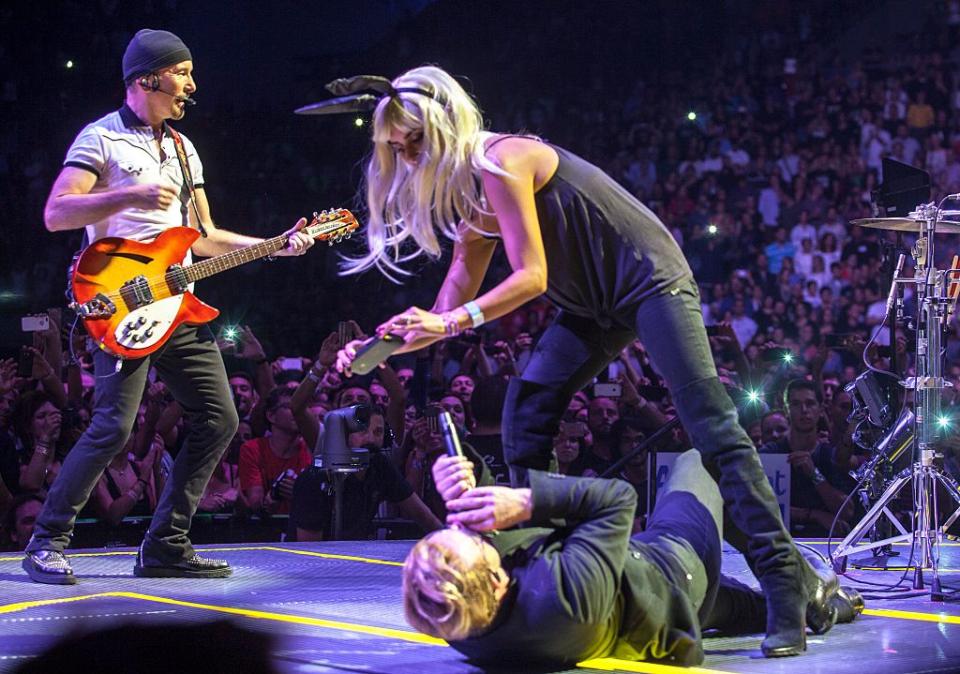 javier bardem and penelope cruz join u2 on stage