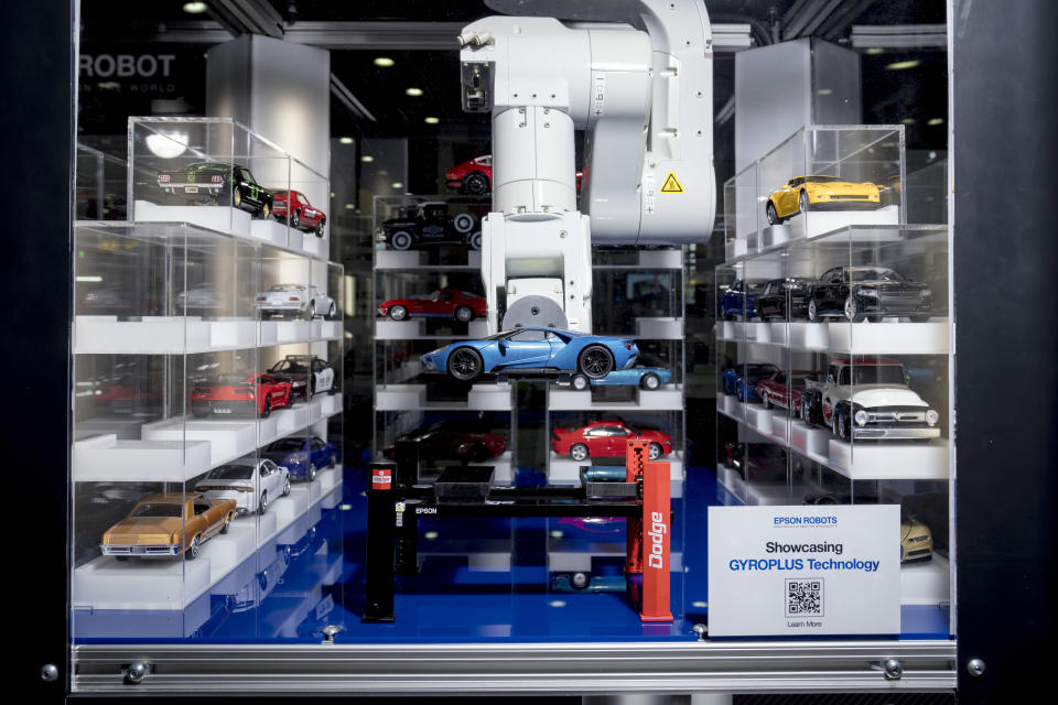 Un modelo de un sistema robótico de Epson se muestra en el Automate Show de Detroit el 24 de mayo de 2023. (Nic Antaya/The New York Times)