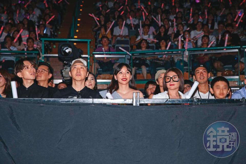 個性活潑的張清芳（前排右2）搬回台灣定居後，經常出席演藝圈活動。前排左起為林宥嘉、庾澄慶與李靚蕾。