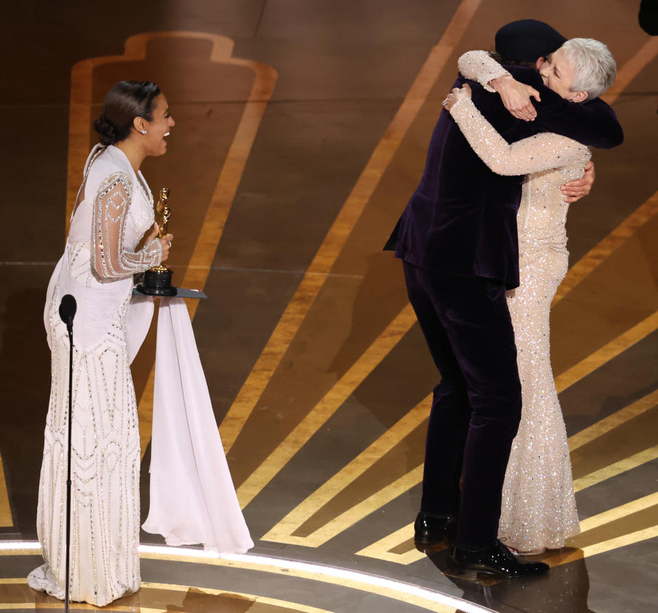 Jamie Lee Curtis y su co presentador Troy Kotsur se abrazan antes de que la co-presentadora Ariana DeBose le entregue el Oscar a mejor actriz secundaria en 2023. (Myung J. Chun / Los Angeles Times via Getty Images)