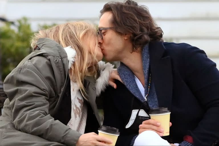 Beso a beso. Gwyneth Paltrow y Brad Falchuk, enamoradísimos