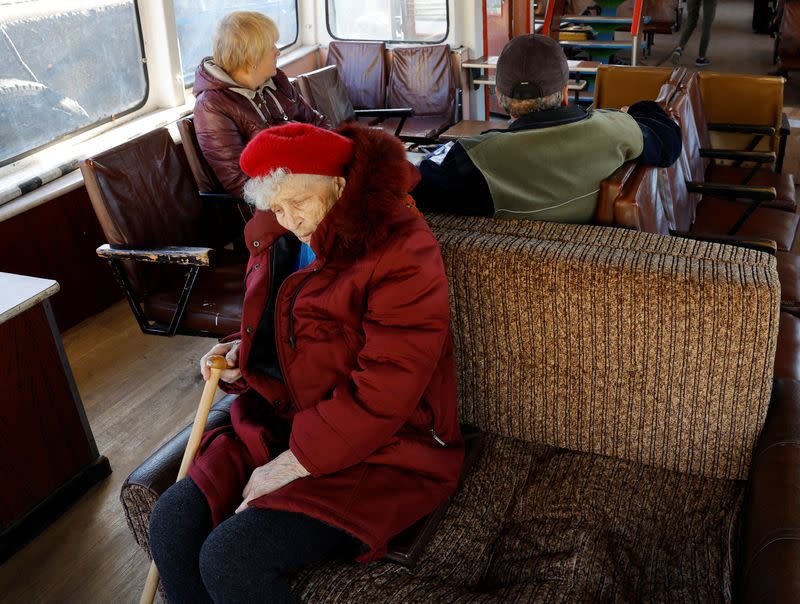 Gente esperando la salida a bordo de un ferry durante la evacuación de los residentes de Jersón