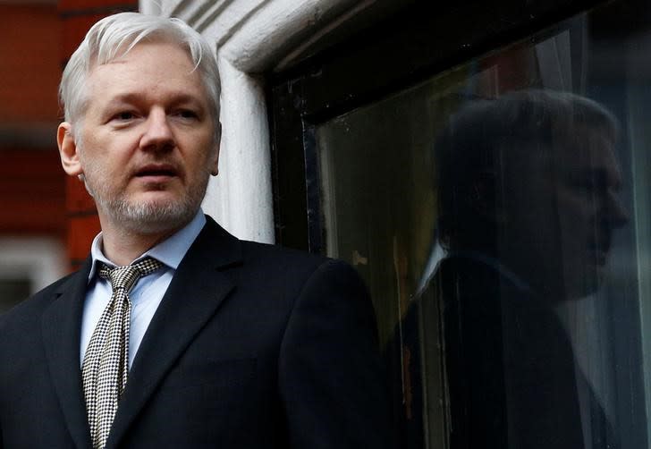 FOTO DE ARCHIVO. El fundador de WikiLeaks, Julian Assange, pronuncia un discurso desde el balcón de la Embajada de Ecuador, en el centro de Londres, Reino Unido