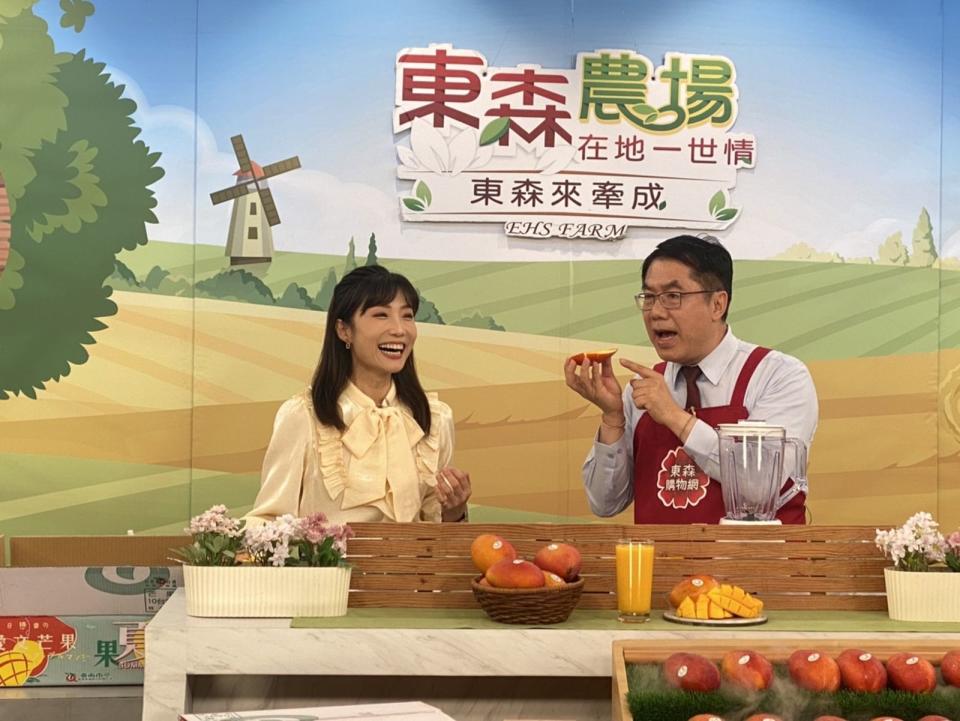 台南市長黃偉哲北上參加電視購物直播叫賣，12公噸芒果40分鐘就完售供不應求。（南市府提供）