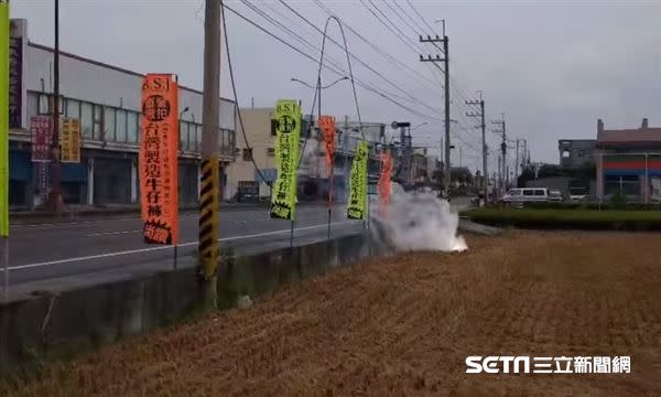 電線疑似遭強風吹斷掉落田地裡，導致冒火光燃燒。（圖／彰化踢爆網授權提供）