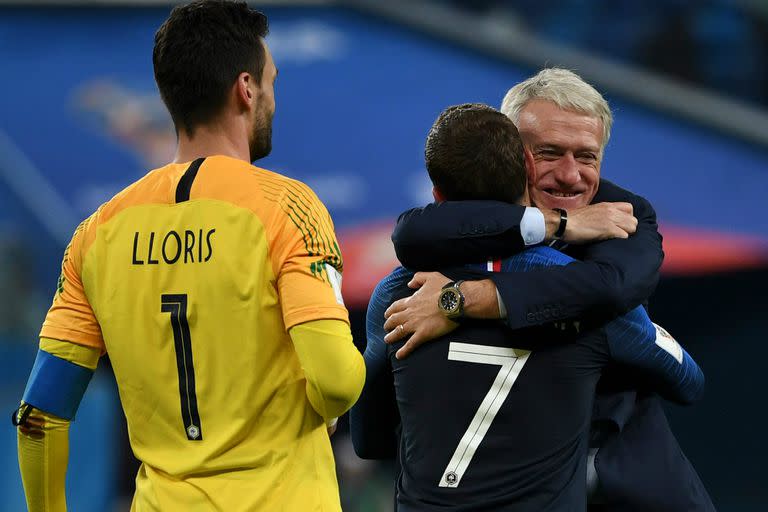 El festejo de Didier Deschamps con Antoine Griezmann y Hugo Lloris tras el pase a la final del Mundial