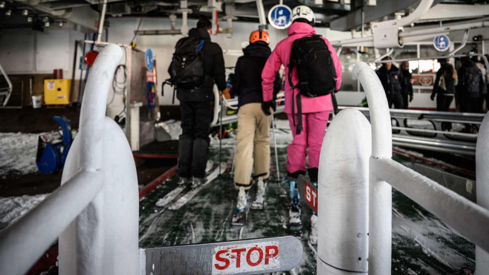 Skiers queue as they wait for a chairlift at the Val Thorens French resort on its opening day on November 26, 2022. (Photo by JEFF PACHOUD / AFP)