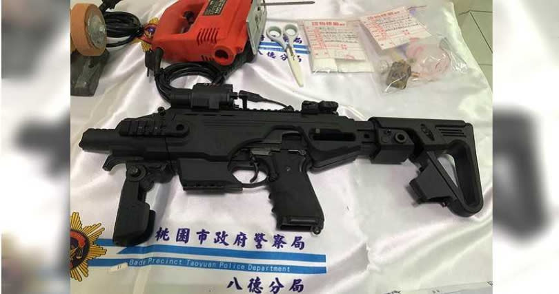 袁男兵工廠火力強大，警方還發現毒品和多把已改造完成的槍枝。（圖／翻攝畫面）