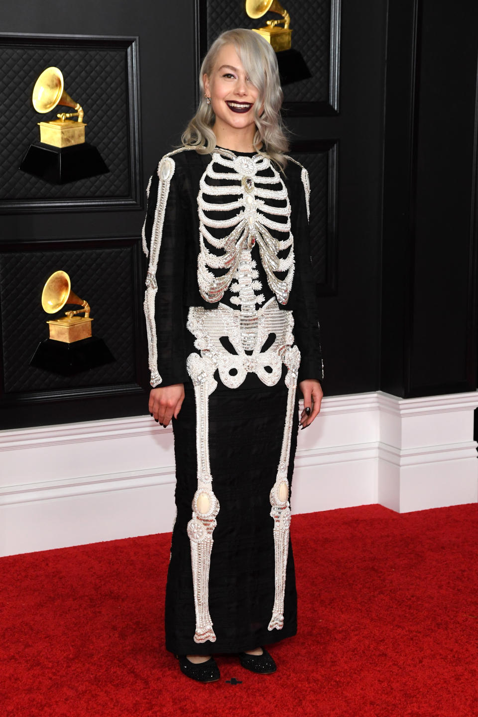 <p>Durch und durch Punk-Rock war der Look von Phoebe Bridgers, die mit ihrem Kleid Thom Browne dank aufwändiger Stickereien zum wandelnden Skelett wurde. Ein schräger Look, der aber zumindest Abwechslung auf den roten Teppich brachte. (Bild: Kevin Mazur/Getty Images for The Recording Academy )</p> 