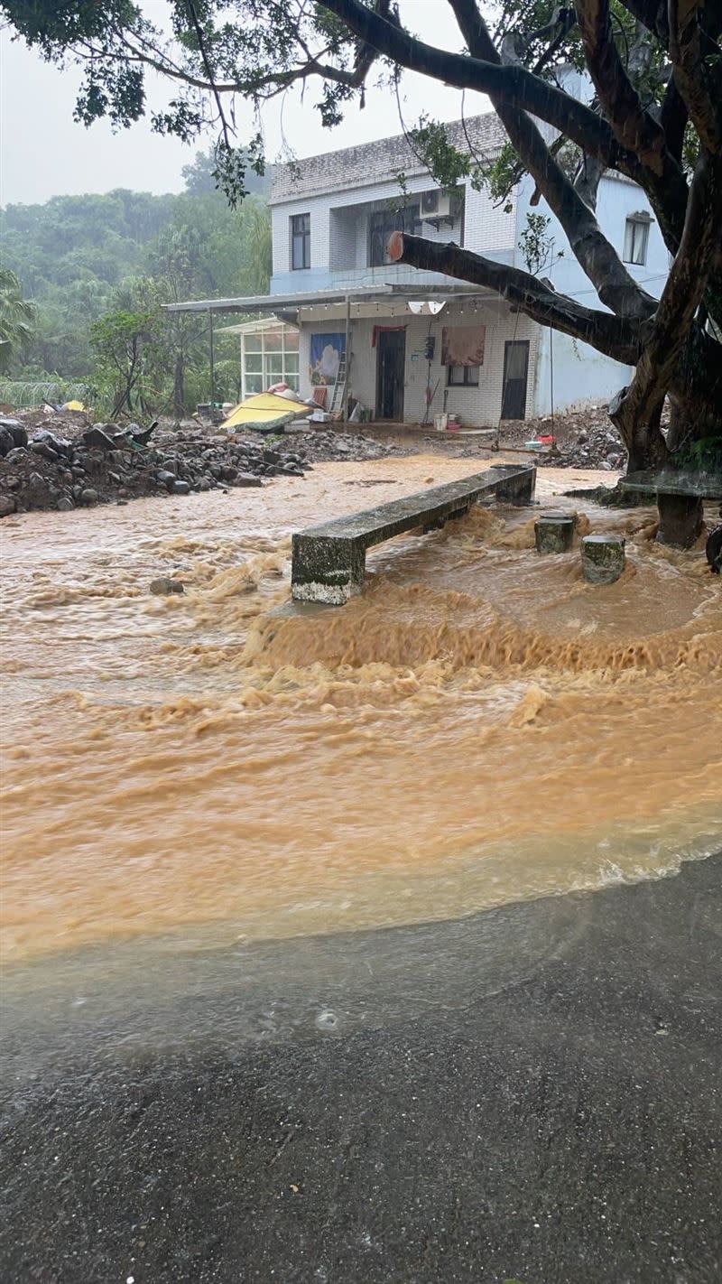 北海岸地區大雨再度出現土石流。（圖／翻攝畫面）