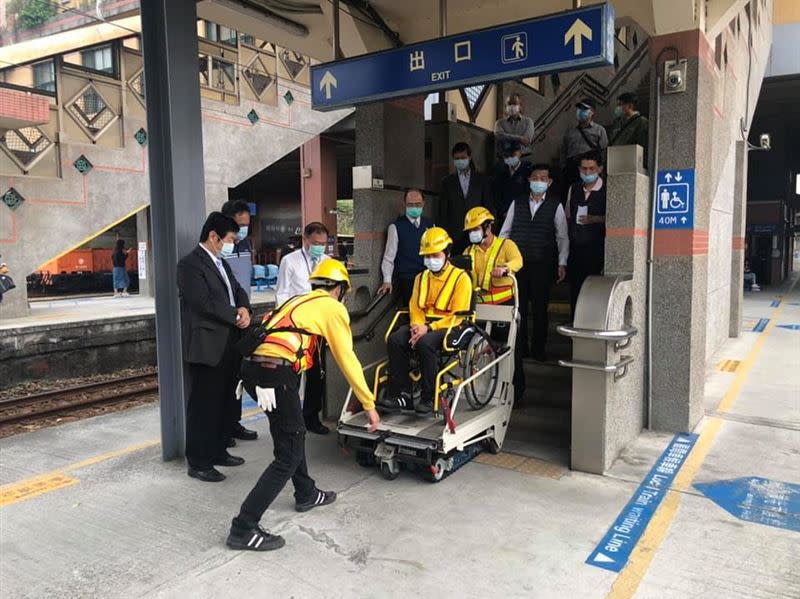 台鐵鶯歌站新增平台式履帶爬梯機服務，並於今日啟用。（圖／翻攝自交通部臺灣鐵路管理局臉書粉專）