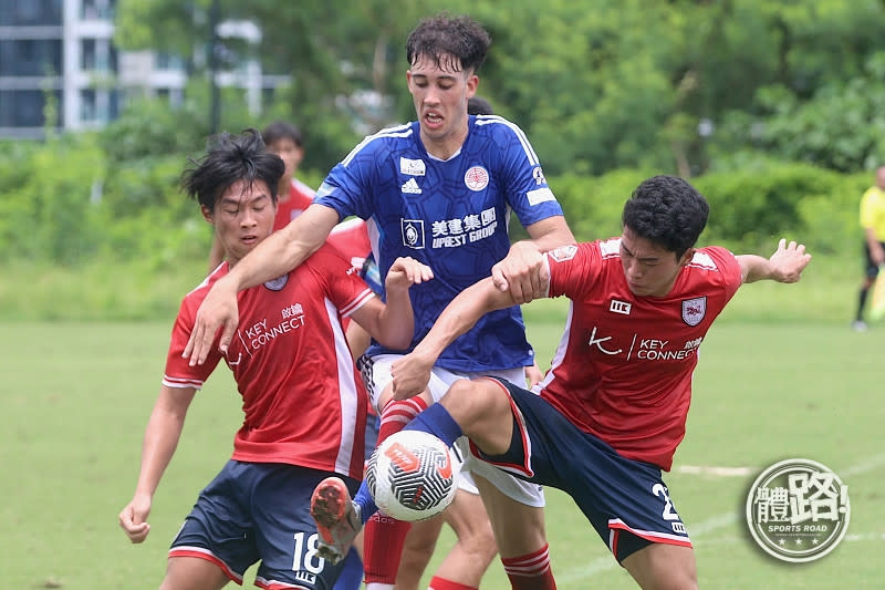 香港U23嚴啟倬（左）及林智豐（右）夾擊東方新援丹尼爾。